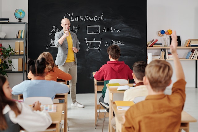 Supplenze scuola 2022: docenti con stesso punteggio. Chi è convocato?