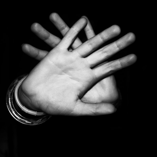 Bullismo a scuola docente colpita con uno zaino dagli studenti e